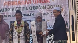 Direktur Rumah Khotmil Qur'an, Dr. Naghfir, S.H.I., S.H., M.Kn., menyerahkan uang pembinaan kepada wisudawan terbaik penghafal Al-Qur'an dalam Wisuda Tahfidz Pondok Tahfidzul Qur'an Maslahatul Hidayah, Kecamatan Bluto, Kabupaten Sumenep.