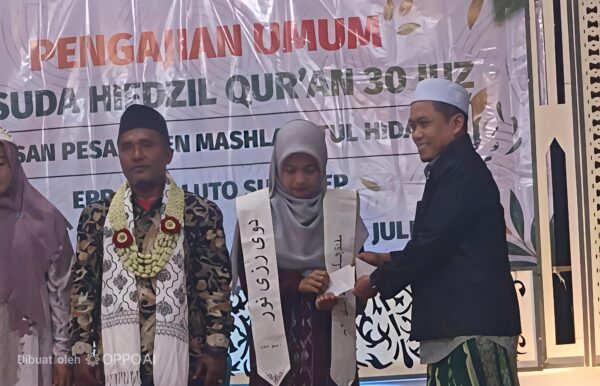 Direktur Rumah Khotmil Qur'an, Dr. Naghfir, S.H.I., S.H., M.Kn., menyerahkan uang pembinaan kepada wisudawan terbaik penghafal Al-Qur'an dalam Wisuda Tahfidz Pondok Tahfidzul Qur'an Maslahatul Hidayah, Kecamatan Bluto, Kabupaten Sumenep.
