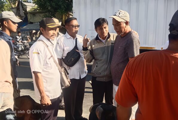 Kepala UPTD Pasar Diskop UKM dan Perindag Kabupaten Sumenep Subaidi SH Saat Meninjau Pasar Pragaan 