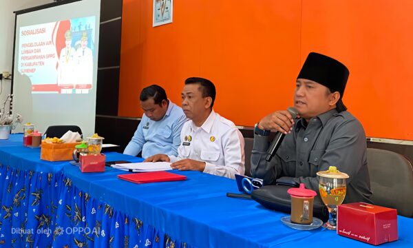 Komisi III DPRD Kabupaten Sumenep, Ahmad Yasidi dan Kepala DLH Sumenep Anwar Sahroni Yusuf,
