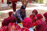 Pustakawan Ahli Muda Dispusip Kabupaten Sumenep Drs Syaiful Bahri disela-sela kegiatan literasi di SDN Taman Sare 1 Kecamatan Dungkek, Kamis (23/07/2026)