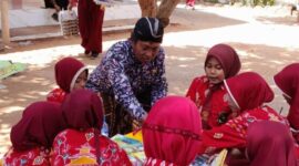 Pustakawan Ahli Muda Dispusip Kabupaten Sumenep Drs Syaiful Bahri disela-sela kegiatan literasi di SDN Taman Sare 1 Kecamatan Dungkek, Kamis (23/07/2026)