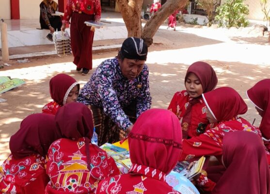 Pustakawan Ahli Muda Dispusip Kabupaten Sumenep Drs Syaiful Bahri disela-sela kegiatan literasi di SDN Taman Sare 1 Kecamatan Dungkek, Kamis (23/07/2026)