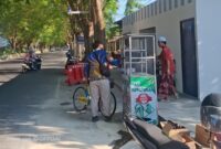 KBS Sumenep Bagikan 130 Nasi Bungturat, Tebar Kepedulian di Simpang Tiga Polres