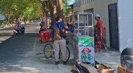 KBS Sumenep Bagikan 130 Nasi Bungturat, Tebar Kepedulian di Simpang Tiga Polres