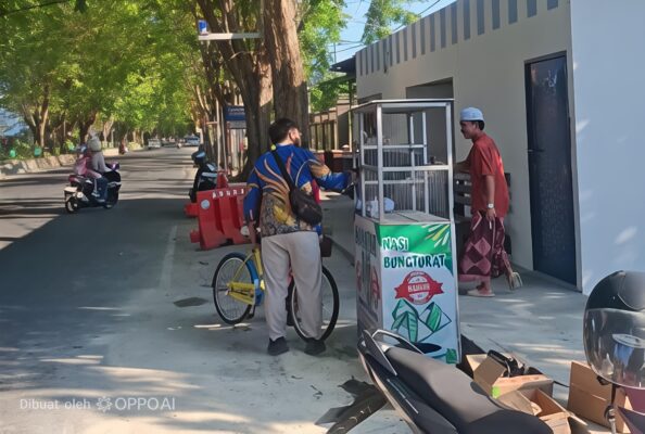 KBS Sumenep Bagikan 130 Nasi Bungturat, Tebar Kepedulian di Simpang Tiga Polres