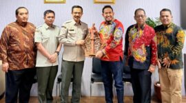 Bupati Fauzi Didampingi Kepala DKPP Sumenep Chainur Rasyid dan Kabag Humas dan Protokol Moh. Helmi Saat Foto Bersama di Kementan RI