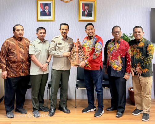 Bupati Fauzi Didampingi Kepala DKPP Sumenep Chainur Rasyid dan Kabag Humas dan Protokol Moh. Helmi Saat Foto Bersama di Kementan RI