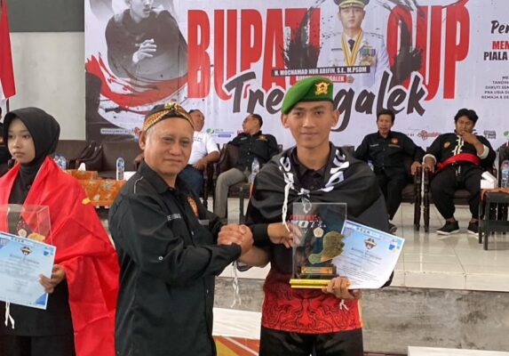 Prada Farel, sukses mengharumkan nama satuan setelah meraih Juara I pada Kejuaraan Pencak Silat Bupati Trenggalek Cup tingkat Provinsi