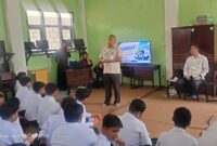 Ketua UPT PPD Sumenep Samtiono SH MH Saat Mengedukasi Pelajar di Program Samsat Ka Sakolah