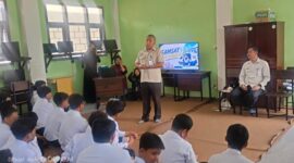 Ketua UPT PPD Sumenep Samtiono SH MH Saat Mengedukasi Pelajar di Program Samsat Ka Sakolah