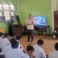 Ketua UPT PPD Sumenep Samtiono SH MH Saat Mengedukasi Pelajar di Program Samsat Ka Sakolah