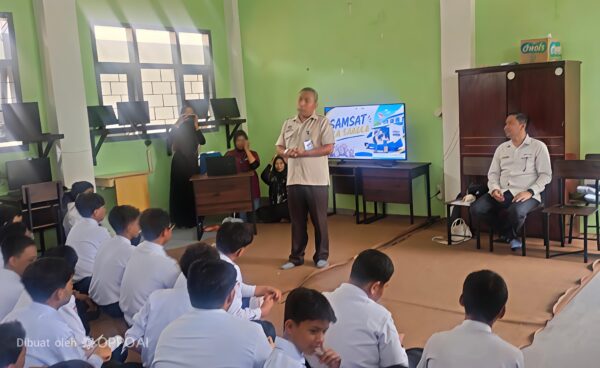 Ketua UPT PPD Sumenep Samtiono SH MH Saat Mengedukasi Pelajar di Program Samsat Ka Sakolah