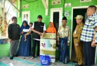 Bupati Fauzi dan Ketua BAZNAS Sumenep A. Rahman Saat menyalurkan bantuan rehabilitasi Rumah Tidak Layak Huni (RTLH) kepada warga di Kecamatan Lenteng dan Kecamatan Ganding, Selasa (28/7/2026)