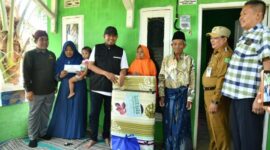 Bupati Fauzi dan Ketua BAZNAS Sumenep A. Rahman Saat menyalurkan bantuan rehabilitasi Rumah Tidak Layak Huni (RTLH) kepada warga di Kecamatan Lenteng dan Kecamatan Ganding, Selasa (28/7/2026)