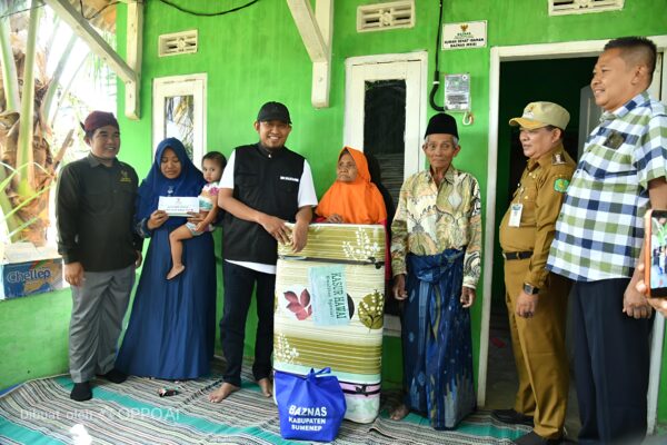 Bupati Fauzi dan Ketua BAZNAS Sumenep A. Rahman Saat menyalurkan bantuan rehabilitasi Rumah Tidak Layak Huni (RTLH) kepada warga di Kecamatan Lenteng dan Kecamatan Ganding, Selasa (28/7/2026)