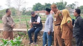 Bupati Fauzi Didampingi Kadis DKPP Chainur Rasyid, Kabag Humas dan Protokol Helmi dan Camat Guluk-guluk Mohammad Halil Rosih disela peninjauan, Selasa (28/07/2026)