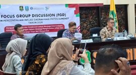 Staf Ahli Bupati Bidang Kemasyarakatan dan Sumber Daya Manusia, Ir. Dedi Falahuddin, S.T., M.T. Mewakili Bupati Sumenep Saat Membuka
 Focus Group Discussion (FGD) Tim Pengendalian Inflasi Daerah (TPID) Tahun 2026,