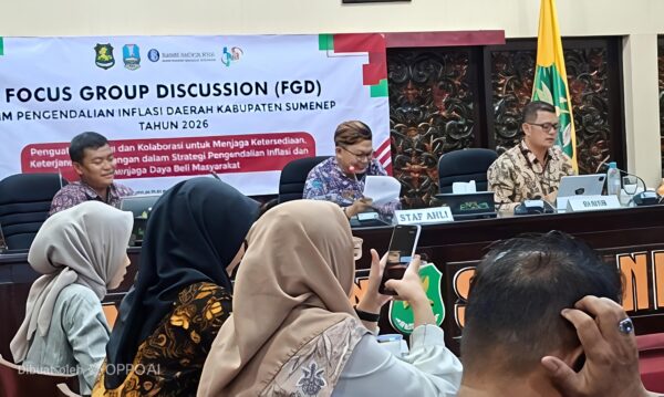Staf Ahli Bupati Bidang Kemasyarakatan dan Sumber Daya Manusia, Ir. Dedi Falahuddin, S.T., M.T. Mewakili Bupati Sumenep Saat Membuka
 Focus Group Discussion (FGD) Tim Pengendalian Inflasi Daerah (TPID) Tahun 2026,