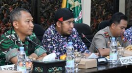 Bupati Sumenep Dr H Achmad Fauzi Wongsojudo SH MH di Acara Titik Impas Harga Tembakau (TIHT) 2026 di Ruang Adirasa Pemkab Sumenep, Kamis  (30/07/2026)