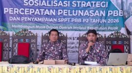 Abdul Hamid, S.Sos, M.Si dan Camat Talango Nur Habibi, S.STP., M.H. di Acara Sosialisasi Strategi Percepatan Pelunasan PBB dan Penyampaian SPPT PBB-P2 Tahun 2026 di Pendopo Kecamatan Talango, Kamis (31/7/2026)