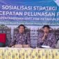 Abdul Hamid, S.Sos, M.Si dan Camat Talango Nur Habibi, S.STP., M.H. di Acara Sosialisasi Strategi Percepatan Pelunasan PBB dan Penyampaian SPPT PBB-P2 Tahun 2026 di Pendopo Kecamatan Talango, Kamis (31/7/2026)