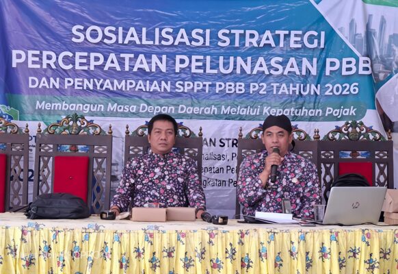 Abdul Hamid, S.Sos, M.Si dan Camat Talango Nur Habibi, S.STP., M.H. di Acara Sosialisasi Strategi Percepatan Pelunasan PBB dan Penyampaian SPPT PBB-P2 Tahun 2026 di Pendopo Kecamatan Talango, Kamis (31/7/2026)