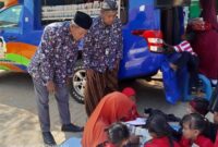 Pustakawan Ahli Muda Dispusip Sumenep Drs Syaiful Bahri dan Kepala SDN Gunggung I Kecamatan Batuan Putro, SPD SD