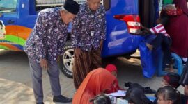 Pustakawan Ahli Muda Dispusip Sumenep Drs Syaiful Bahri dan Kepala SDN Gunggung I Kecamatan Batuan Putro, SPD SD