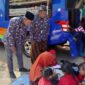 Pustakawan Ahli Muda Dispusip Sumenep Drs Syaiful Bahri dan Kepala SDN Gunggung I Kecamatan Batuan Putro, SPD SD