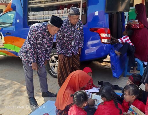 Pustakawan Ahli Muda Dispusip Sumenep Drs Syaiful Bahri dan Kepala SDN Gunggung I Kecamatan Batuan Putro, SPD SD