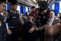 Ilustrasi AI Penangkapan Oleh Polisi di Dalam Bus