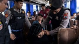 Ilustrasi AI Penangkapan Oleh Polisi di Dalam Bus