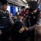 Ilustrasi AI Penangkapan Oleh Polisi di Dalam Bus