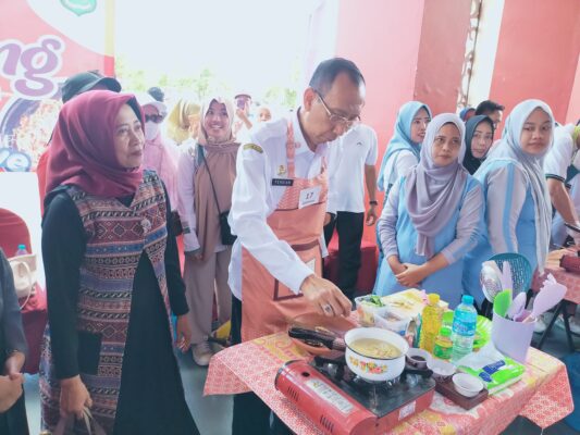 Kepala Bapenda Sumenep Ferdiansyah Tetrajaya SH Saat Lomba Masak Mie Goreng Antar Pimpinan OPD di HUT RI ke-81 Pemkab Sumenep, Rabu (05/08/2026)