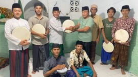 Imam Syafi'i SH Saat Menyerahkan Seperangkat Alat Hadrah Kepada Pemuda Musallah Ar-Rahman Desa Pamolokan Kecamatan Kota Sumenep 