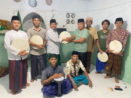 Imam Syafi'i SH Saat Menyerahkan Seperangkat Alat Hadrah Kepada Pemuda Musallah Ar-Rahman Desa Pamolokan Kecamatan Kota Sumenep 