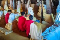 DPC GMNI Kabupaten Sumenep melakukan ziarah dan nyekar ke makam para raja Sumenep di kompleks Asta Tinggi. ®okedailyjatim [Foto: Radiana Nurisa]