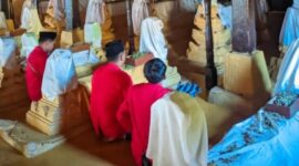 DPC GMNI Kabupaten Sumenep melakukan ziarah dan nyekar ke makam para raja Sumenep di kompleks Asta Tinggi. ®okedailyjatim [Foto: Radiana Nurisa]