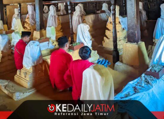 DPC GMNI Kabupaten Sumenep melakukan ziarah dan nyekar ke makam para raja Sumenep di kompleks Asta Tinggi. ®okedailyjatim [Foto: Radiana Nurisa]