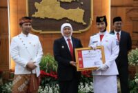Lailatu Nuzulil Qur’aini, siswi MAN Sumenep Saat Menerima Penghargaan Dari Gubernur Jatim Khofifah Indar Parawangsa 