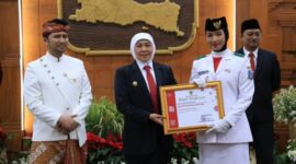 Lailatu Nuzulil Qur’aini, siswi MAN Sumenep Saat Menerima Penghargaan Dari Gubernur Jatim Khofifah Indar Parawangsa 