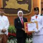 Lailatu Nuzulil Qur’aini, siswi MAN Sumenep Saat Menerima Penghargaan Dari Gubernur Jatim Khofifah Indar Parawangsa 
