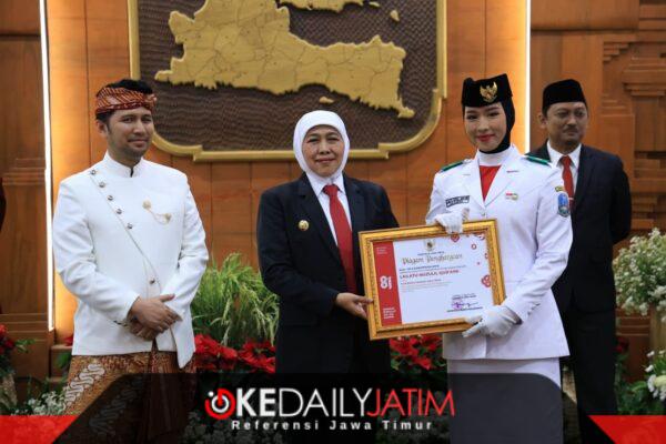Lailatu Nuzulil Qur’aini, siswi MAN Sumenep Saat Menerima Penghargaan Dari Gubernur Jatim Khofifah Indar Parawangsa 