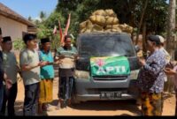 Bupati Sumenep Dr H Achmad Fauzi Wongsojudo SH MH diwakili Kepala DKPP Chainur Rasyid SE MSI didampingi Ketua Apti Ainul Yaqin Saat Melepas Perdana Pengiriman Panen Tembakau Ke Mitra Jarum Pamekasan, Kamis (20/08/2026)