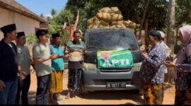 Bupati Sumenep Dr H Achmad Fauzi Wongsojudo SH MH diwakili Kepala DKPP Chainur Rasyid SE MSI didampingi Ketua Apti Ainul Yaqin Saat Melepas Perdana Pengiriman Panen Tembakau Ke Mitra Jarum Pamekasan, Kamis (20/08/2026)