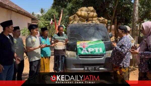 Bupati Sumenep Dr H Achmad Fauzi Wongsojudo SH MH diwakili Kepala DKPP Chainur Rasyid SE MSI didampingi Ketua Apti Ainul Yaqin Saat Melepas Perdana Pengiriman Panen Tembakau Ke Mitra Jarum Pamekasan, Kamis (20/08/2026)