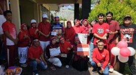 Kadinsos P3A Kabupaten Sumenep Dr. R. Abd. Rahman Riadi Foto Bersama Dengan Pemenang Lomba di Halaman Kantor Setempat, Jum'at (21/08/2026)