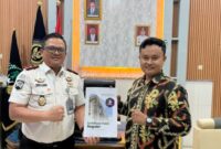 Karutan Kelas IIB Sumenep Aditya Wahyu Rahmadani Saat Menerima Sertifikat Halal BPJPH