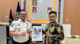 Karutan Kelas IIB Sumenep Aditya Wahyu Rahmadani Saat Menerima Sertifikat Halal BPJPH 